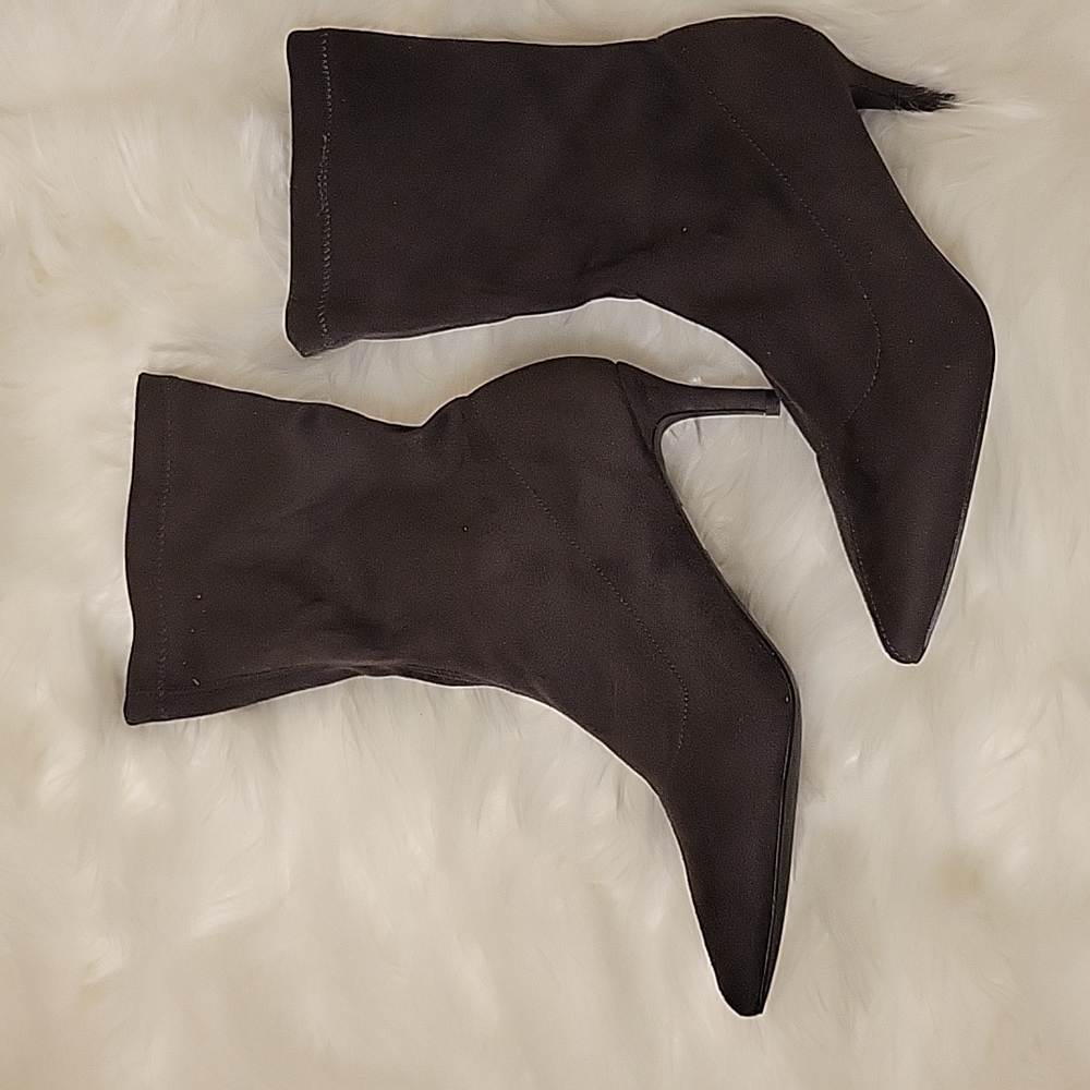 H HALSTON dark gray vegan suede 2 3/4" heel ankle boot point toe 8.5 New…